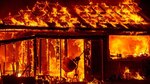 Un muerto y edificios destruidos por incendios en California