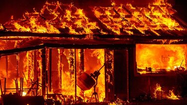 Un muerto y edificios destruidos por incendios en California