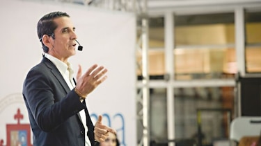 Roux presenta planes en educación y economía a estudiantes de la USMA