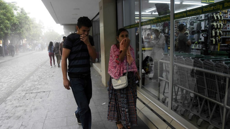 Sube a 25 el número de muertos por erupción de volcán en Guatemala