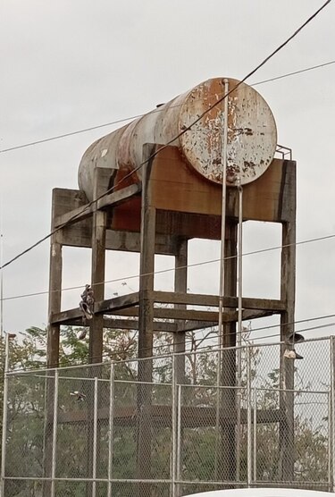 Filtraciones, óxido y abandono: los tanques que agravan la falta de agua en comunidades