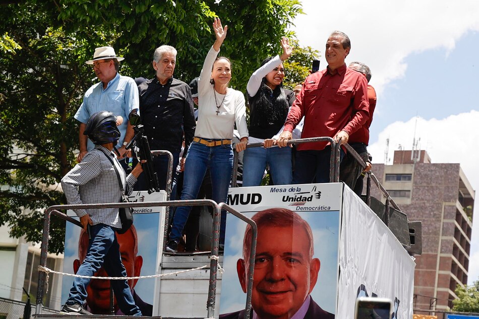 María Corina Machado reaparece en público entre el clamor de miles de personas concentradas en Caracas