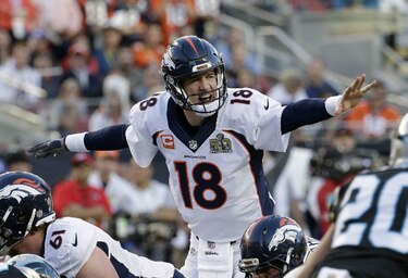 Peyton Manning sale victorioso de nuevo, aunque sin brillar