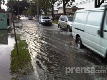 Tráfico pesado y calles anegadas en la capital