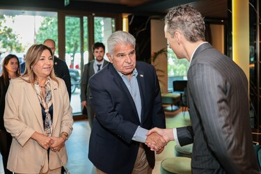 A bordo del avión presidencial, Mulino arriba a Sevilla, España para iniciar visita oficial