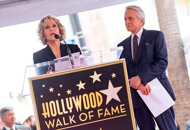 Actor Michael Douglas obtiene estrella en el Paseo de la Fama