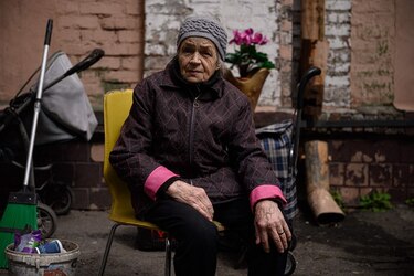 Los ancianos, los grandes olvidados de la guerra en Ucrania