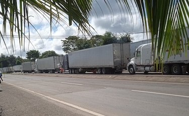 Decenas de camiones con alimentos siguen atrapados