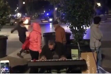 El pianista que sigue tocando en medio de disturbios en Barcelona: ‘Sentí que debía proteger a la gente abrazándola con música’