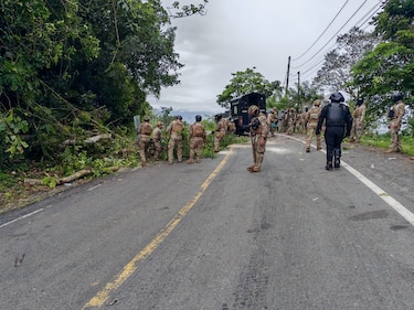 Tercer día de la Operación Omega en Bocas del Toro: entre clavos en la vía, cohetes artesanales y un puente aéreo humanitario