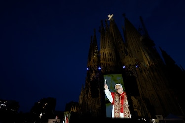 El papa bendice la Torre de Jesús de la Sagrada Familia, obra del ‘arquitecto de Dios’