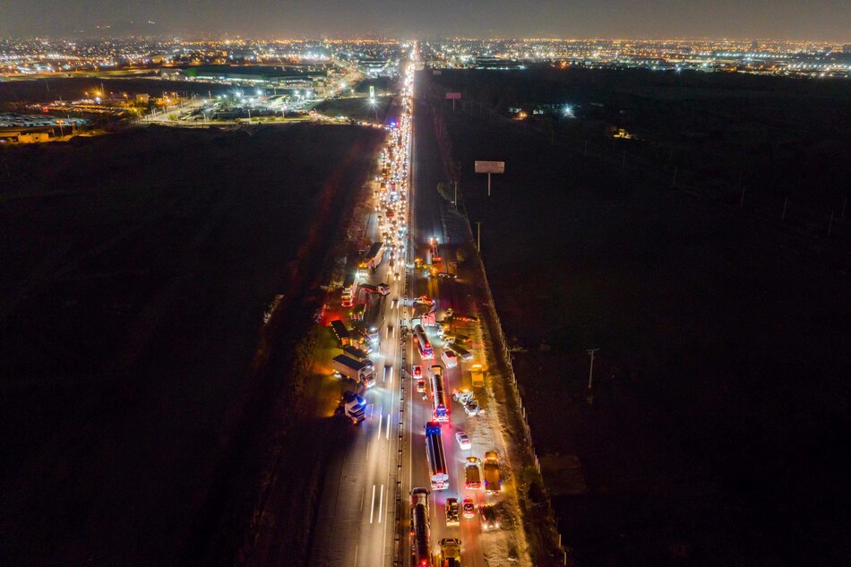 Chile decreta estado de excepción en regiones en crisis migratoria y camioneros levantan bloqueos