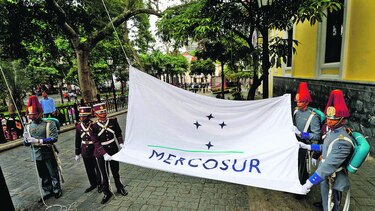 Venezuela iza bandera del Mercosur para asumir presidencia pese a rechazo de socios