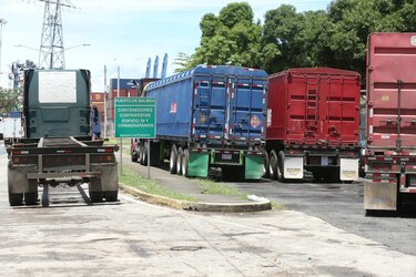 Cierre de calles pone en riesgo el movimiento terrestre de contenedores y el paso de mercancía a Centroamérica