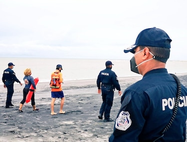 Verifican que comerciantes y visitantes cumplan con las normas de bioseguridad en las playas 