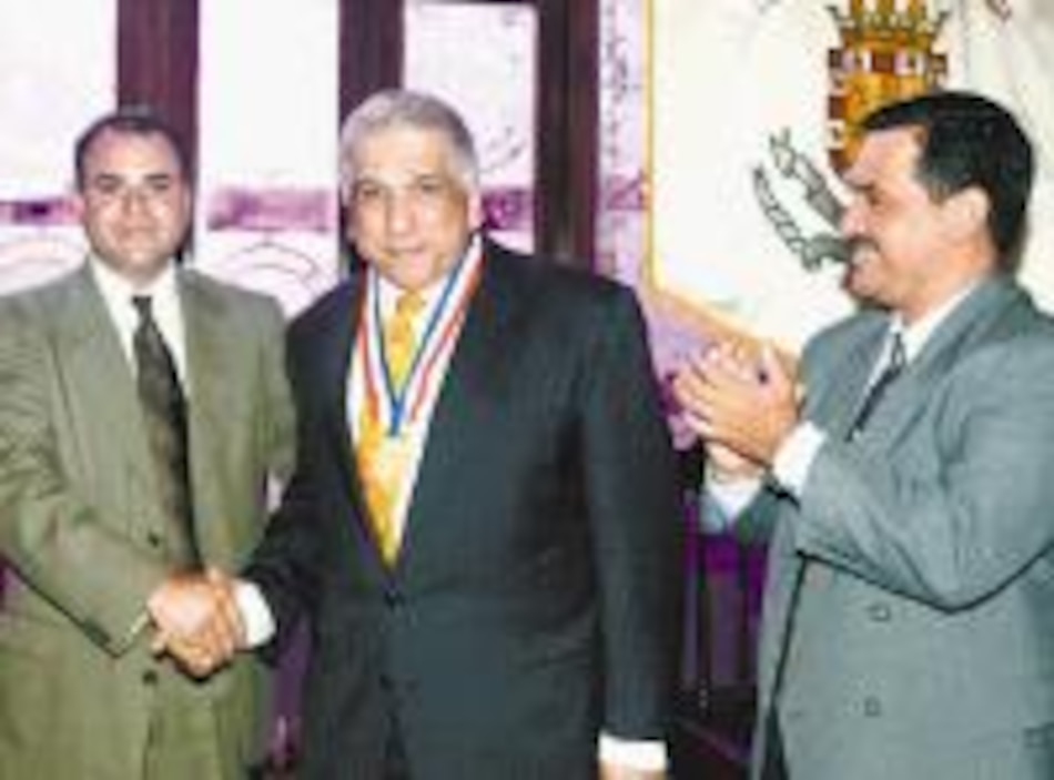 Consejo Municipal de Panamá condecora al médico Adán Ríos