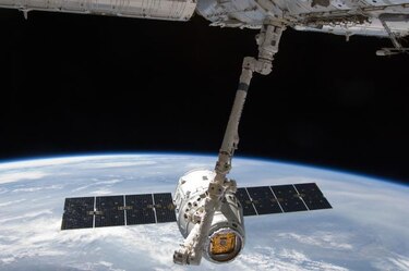 La cápsula espacial privada Dragon regresa a la Tierra