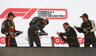 Hamilton gana en Catar y presiona a Verstappen