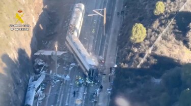 Cómo ocurrió el accidente y otras 4 preguntas clave sobre el fatal descarrilamiento y choque de trenes en España