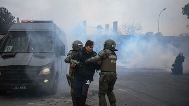Siete policías heridos y 49 detenidos dejó conmemoración del golpe en Chile