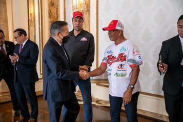 Los campeones del béisbol juvenil visitan la Presidencia