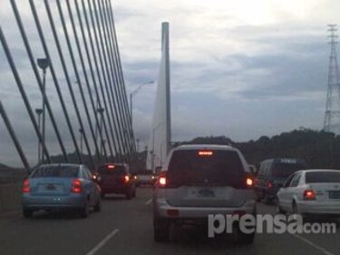Choque afecta tráfico por el puente Centenario