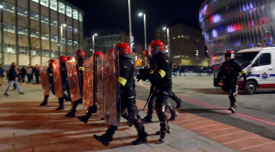 Muere un policía en peleas de hinchas en Bilbao