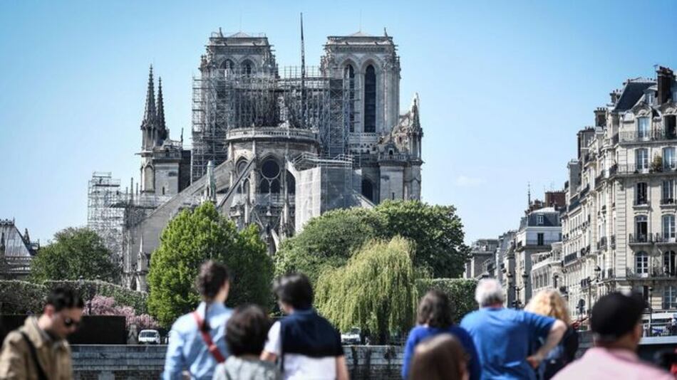Notre Dame está 'casi a salvo', según ministro francés de Cultura