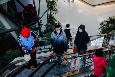 China relaja poco a poco las medidas contra la covid-19