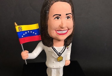 Panameño inmortaliza a María Corina Machado en una escultura de colección