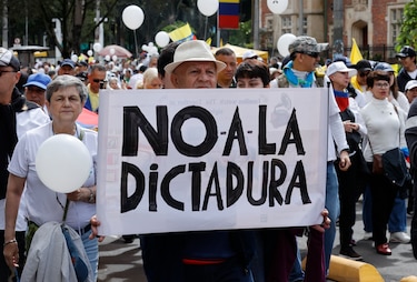 Miles de colombianos salen a las calles de grandes ciudades para rechazar la violencia