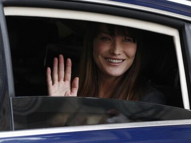 Carla Bruni inflama las críticas de las feministas en Twitter