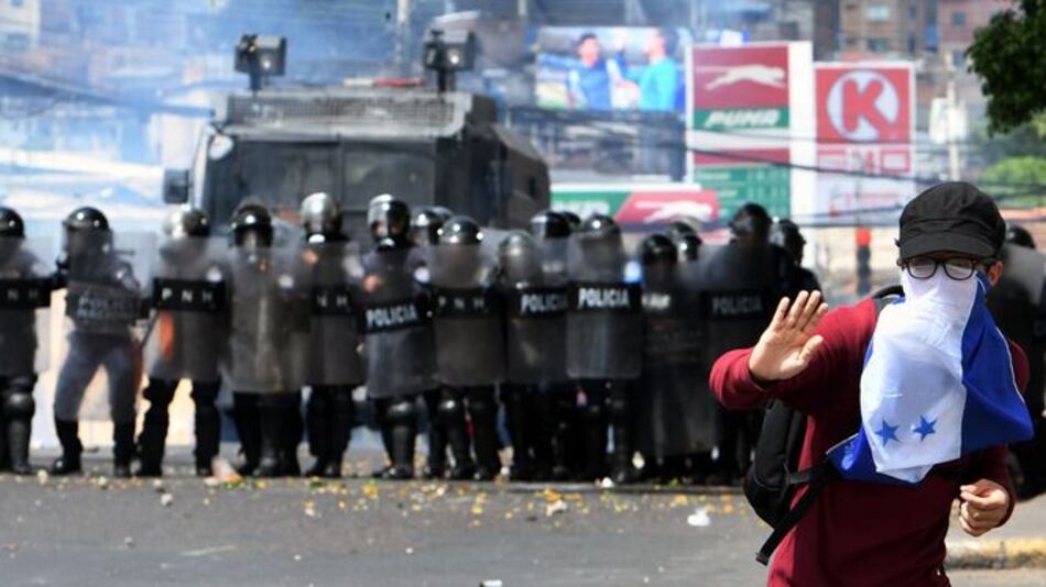 Policías reprimen en Honduras manifestación opositora