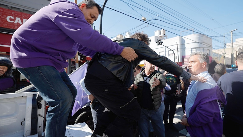 Las duras semanas de Javier Milei: escándalo de corrupción, caída de la popularidad y apedreado en plena campaña electoral en Argentina