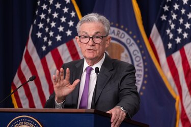 Powell sugiere intereses altos durante más tiempo en Estados Unidos y el rendimiento del bono roza el 5%