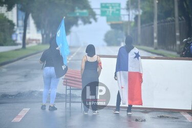 Un grupo de universitarios cierra la vía Transístmica