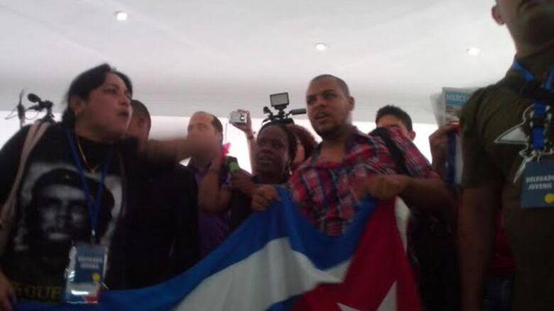 Video: Choque de disidentes cubanos y castristas en el Parque Porras