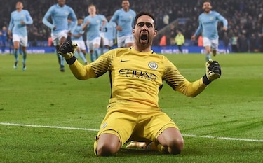 Claudio Bravo mete al Manchester City en semifinales