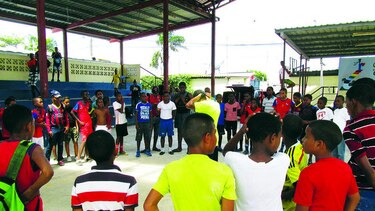 Niños extraen oro en quebradas de Donoso