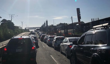 Obreros cierran distintas vías en rechazo a las actividades mineras en el país