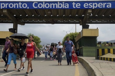 Opositores alistan marcha para exigir entrada de ayuda humanitaria a Venezuela
