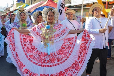 En Banistmo fluimos al ritmo del tambor y el movimiento de la pollera