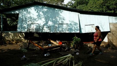 Costa Rica recupera caminos y servicios básicos tras devastador huracán Otto