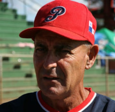 Técnico cubano René Bello se retira de la pelota panameña