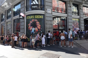 Largas colas para conseguir la nueva camiseta de España con la segunda estrella