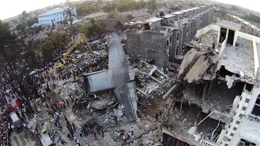 Indonesia: Avión militar cae en ciudad de Medan