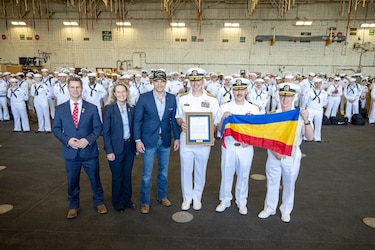 El portaaviones Gerald R. Ford regresa a Estados Unidos tras participar en guerra de Irán y en Venezuela