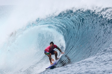 París 2024: La historia detrás de la viral foto del surfista de ‘parado’ en el aire