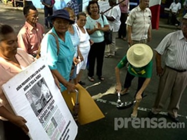 'Demen los $50 y no cerramos la calle', gritan los jubilados
