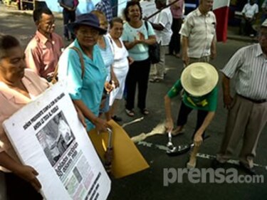 'Demen los $50 y no cerramos la calle', gritan los jubilados